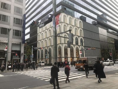 東京美容外科までの道順：少し進むと十字路があるので、左側にある「みずほ銀行」側に横断歩道を渡ります