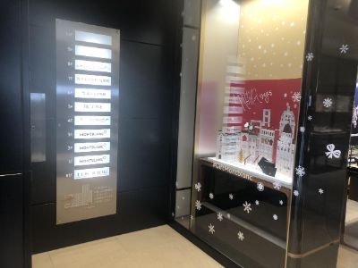 東京美容外科までの道順：MONTBLANCの店舗左手にビルの案内板が出ています。エレベーターで6Fに昇れば到着です